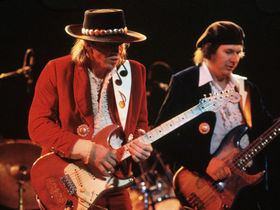 How to play blues guitar like…