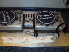 12 exceedingly good musical instrument cakes