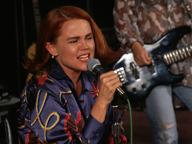 Leave A Light On - Belinda Carlisle (1989)