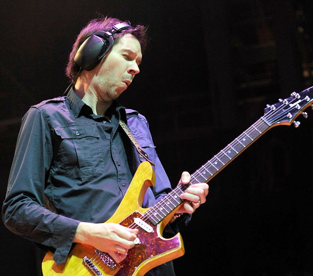 Paul Gilbert: Another Lonely Christmas - Prince