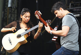 Family Of The Year nous parle de Loma Vista, de studio et des 10 albums acoustiques incontournables