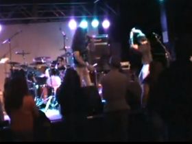 Video: Guitarist quits band on stage