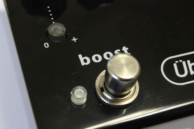 The Boost switch has its own volume knob, allowing you to make any sudden dynamic changes as you wish, at your control.